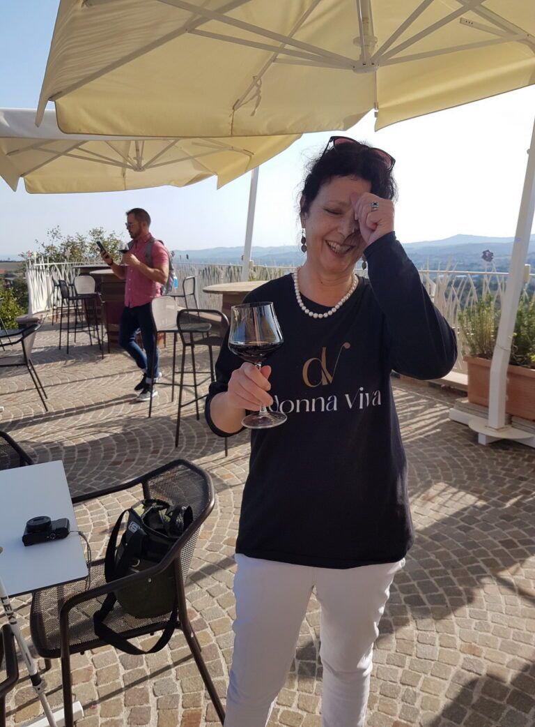 Genussvolle Auszeit: Entspannen Sie mit einem Glas Wein am idyllischen Vorplatz eines Weinguts - Erleben Sie die Schönheit der Weinlandschaft mit Vinvac!
